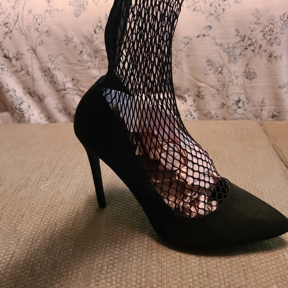 HP🔥🔥🔥Gorgeous Nwot fishnet boots